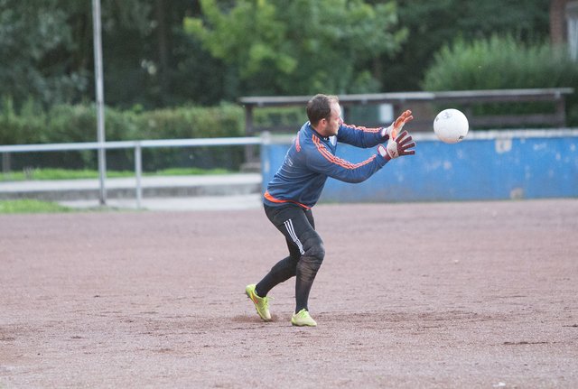 Das letzte Training vor Liga-Start: Der SV Scherpenberg kämpft jetzt um den Klassenerhalt. Einige Spieler haben schon eine bemerkenswerte Vita; so wie Torwart Dominik Weigel , der schon einmal Landesliga sowie Oberliga gespielt hat.