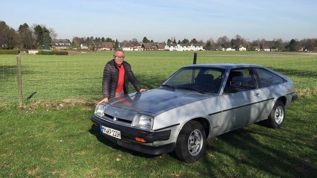 Heinz Sprenger und sein Opel Manta Jahrgang 1978 - zwei Originale. Foto: privat