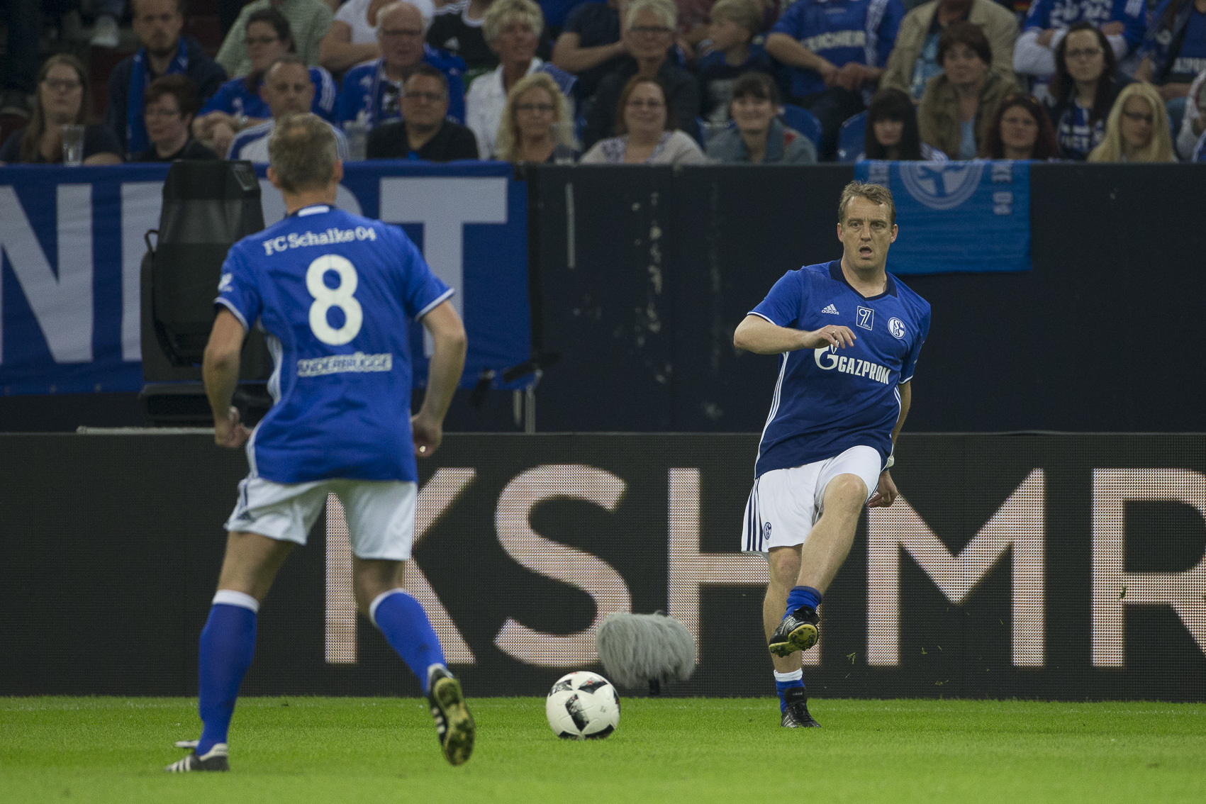 Am 21. Mai spielte Mike Büskens (r.) noch im Schalke-Trikot. An jenem Tag erinnerte der FC Schalke 04 somit zum einen an "20 Jahre Eurofighter". Zum anderen war es das gleichzeitige Abschiedsspiel für Huub Stevens.
