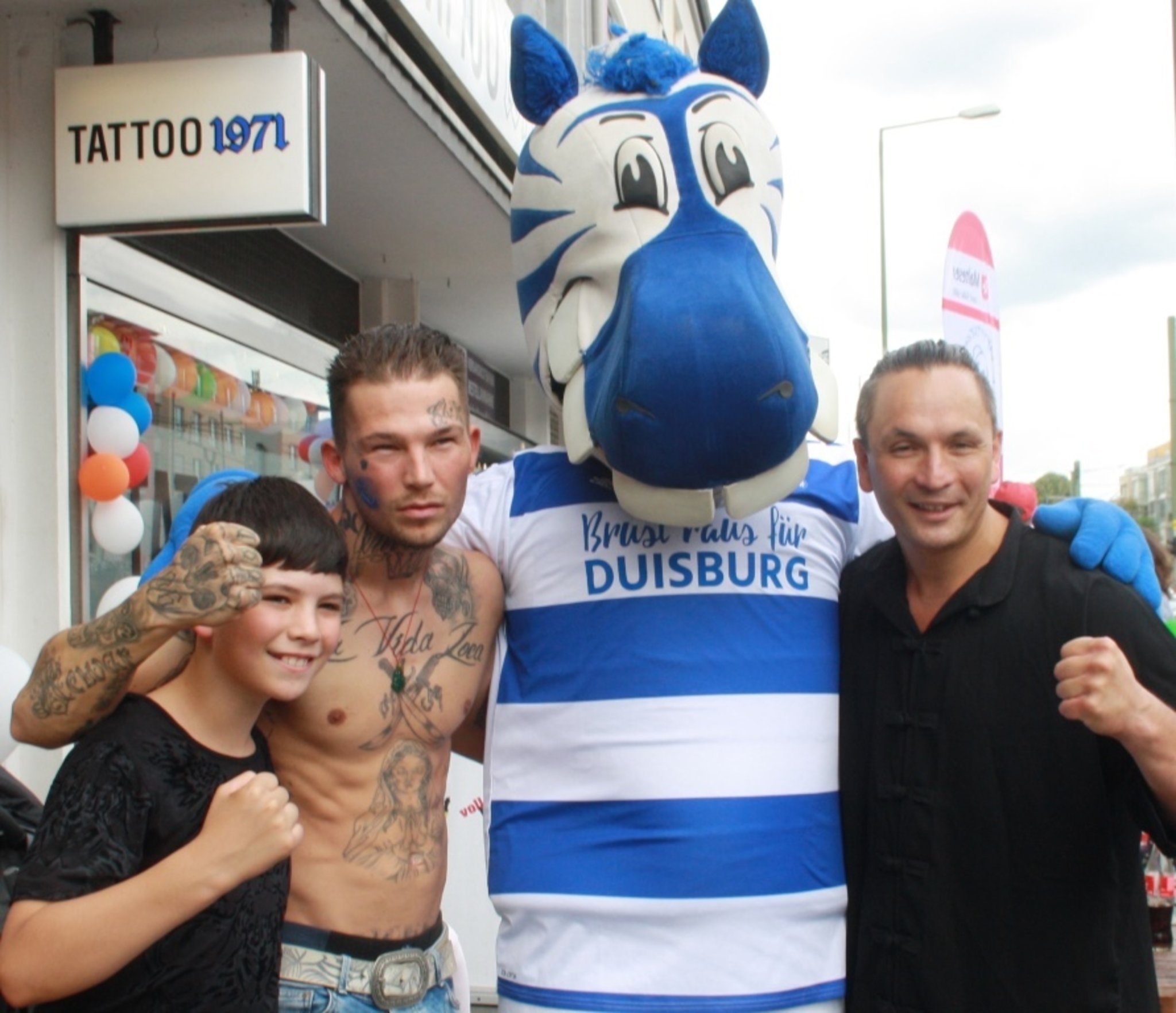 Das Tattoo Studio 1971 Richtete Einen Charity Aktionstag Zu Gunsten Des Kinder Und Jugend Hospiz St Raphael In Duisburg Aus Am Darauf Folgenden Sonntag Wurde Das Einjahrige Bestehen Gefeiert Duisburg