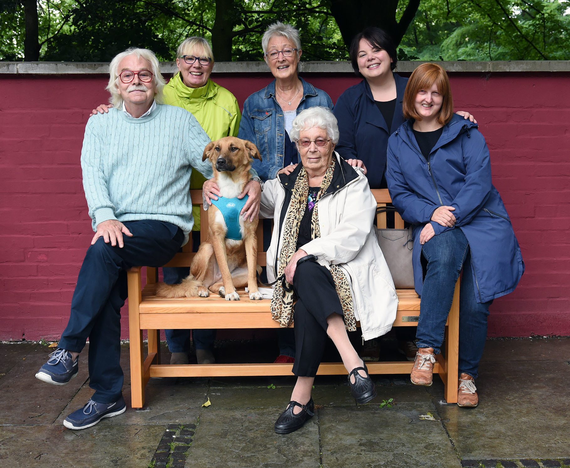 An den Farbterrassen steht die Bank im Grugapark, die Eugenie Schmitz von ihrer Familie geschenkt bekam. Das Foto zeigt vorne v.l. Lenny Bendel, Eugenie Schmitz mit Pippa, Catharina Bendel; hinten v.l. Sigrid Bendel, Gerlinde Kuhlmann, Carolin Bendel.