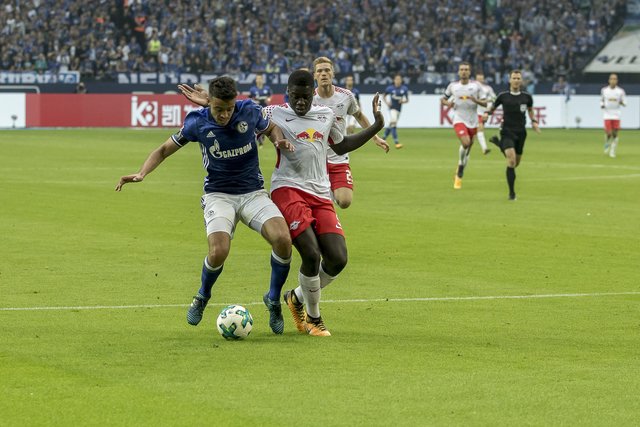 Die Szene, die zum Elfmeter für den S04 führte. Dayot Upamecano rempelt von hinten ungeschickt Franco Di Santo um, der das Geschenk dankend annimmt.
