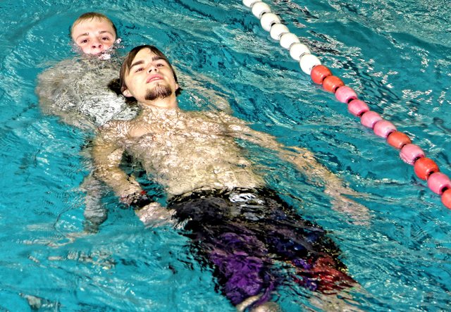 Schleppübung im Rahmen der DLRG-Silberprüfung. 50 m Transportschwimmen in höchstens 1:30 Minuten. Foto: Weißner