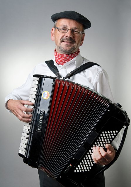 Lothar Meunier unterhält mit handgemachter französischer Akkordeonmusik das Publikum in Xanten.