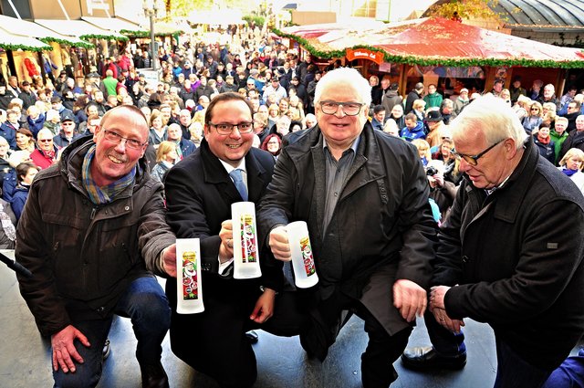 Familien- und vor allem kinderfreundlich sind Léon Fingers Marktideen. Davon ist auch die Politik überzeugt, zum Beispiel Essens Oberbürgermeister Thomas Kufen (2.v.l.).