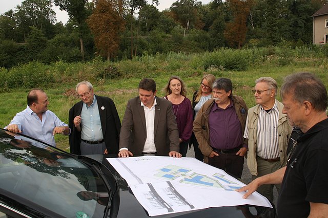 Investor Konstantinos Boulbos (l.) und Architekt Klaus Winkelmann (r.) stellten das Wohnprojekt „In der Kemnade“ vor.