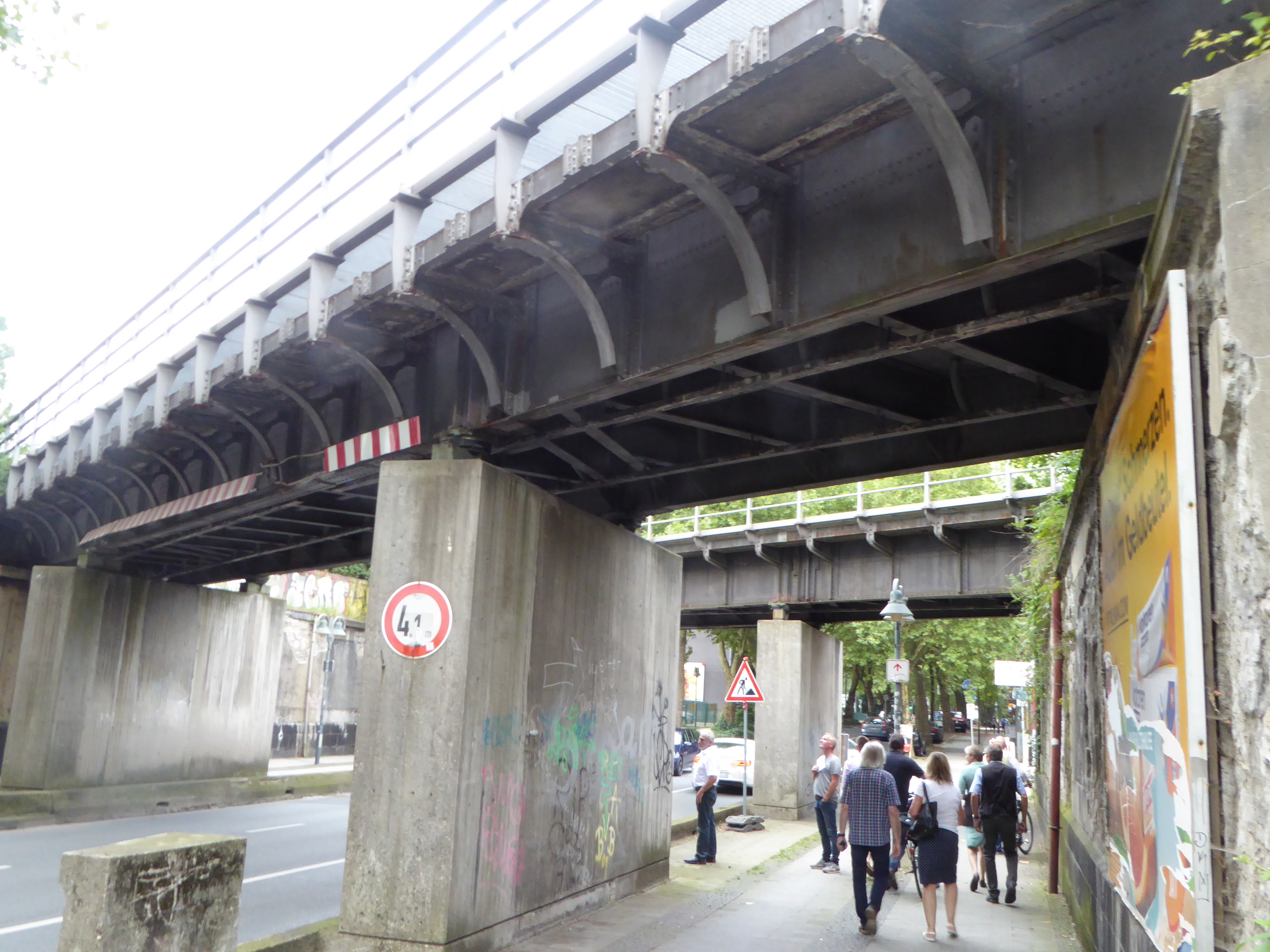 Die Bahnbrücke sollte optisch saniert und danach ggf. in ein Kunstobjekt verwandelt werden - mit Licht und Farben.