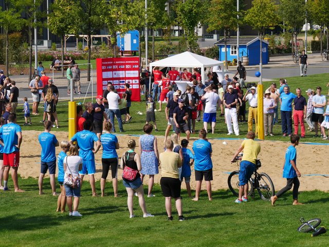 Zahlreiche Zuschauer feuerten die acht Mannschaften des Völkerballturniers an.