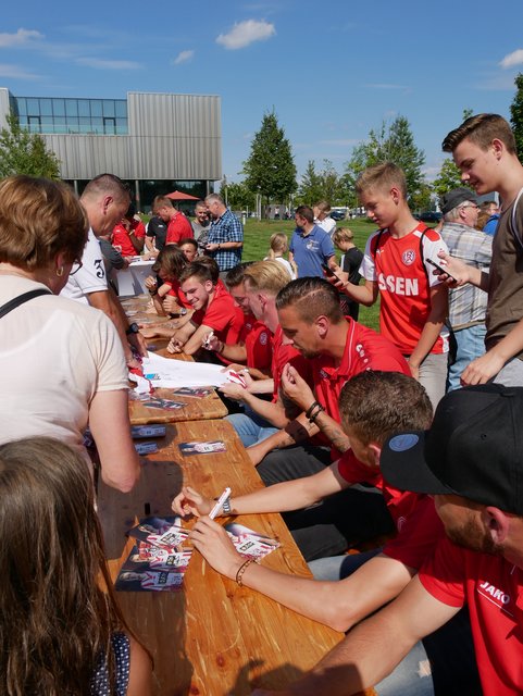 Bei der Autogrammstunde mit den Spielern von Rot Weiß Essen herrschte großer Andrang.