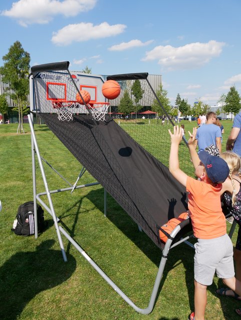 Ganz schön cool, die Basketballwurfmaschine.