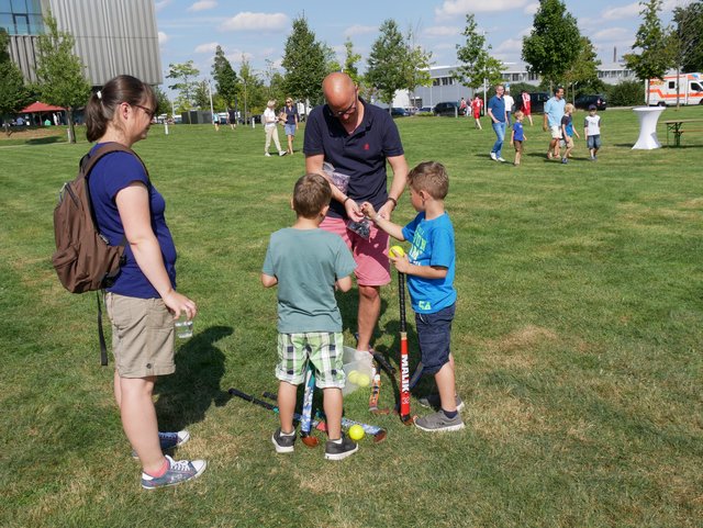 Kleine Hockeyspieler erhielten eine kleine Belohnung für ihre ersten "Dribbelversuche".