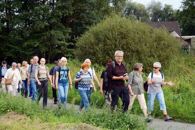 Vom Treffpunkt Kurler Bahnhof machte sich die Gruppe unter Leitung des ehemaligen langjährigen Dortmunder Umweltamtsleiters auf den Weg zum Naturlehrpfad Alte Körne. | Foto: Günther Schmitz