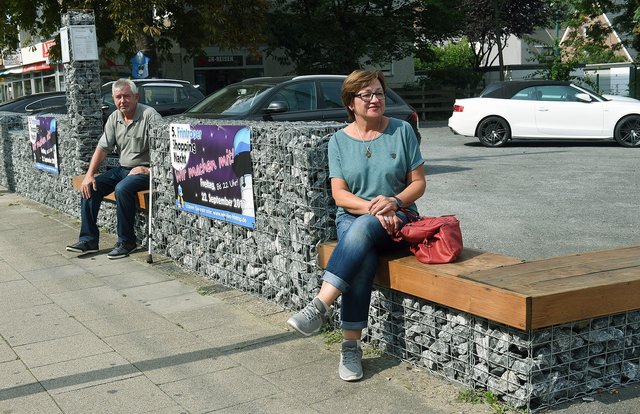 An der Frintroper Straße kann man schon einmal Probe sitzen. Ähnlich sollen auch die "Mitfahrerbänke" aussehen, die in den nächsten Wochen auf dem Höhenweg installiert werden. Fotos (2): Debus-Gohl
