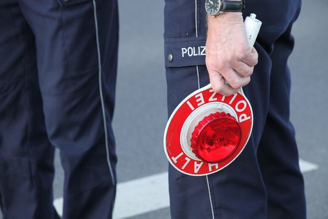 Symbolbild: Ein Streifenteam der Dortmunder Polizei wollte den Wagen an der Brackeler Straße zur allgemeinen Verkehrskontrolle anhalten.