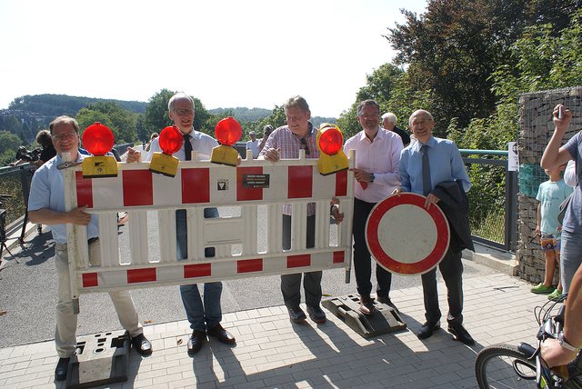 Machten den Weg frei: (v.il.) Landrat Olaf Schade, Ludger Siebert (Straßen.NRW), Bürgermeister Frank Hasenberg und die Landtagsabgeordneten Bodo Middeldorf und Prof. Dr. Rainer Bovermann.