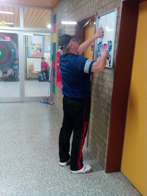 Schwimmbadvorraum, Aushangstelle für unseren MHFC-Newsletter. Detlev Schierok tauscht den Alten Newsletter gegen die aktuelle neue Ausgabe aus.