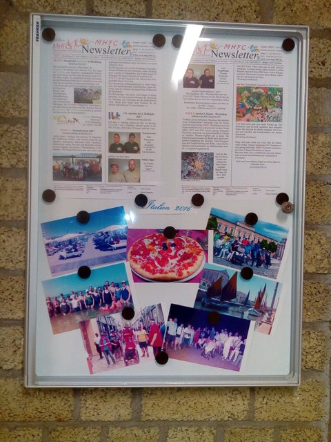 Schwimmbadvorraum, Aushangstelle für unseren MHFC-Newsletter. Oben die neueste Ausgabe, unten Fotos Italienfreizeit 2017.