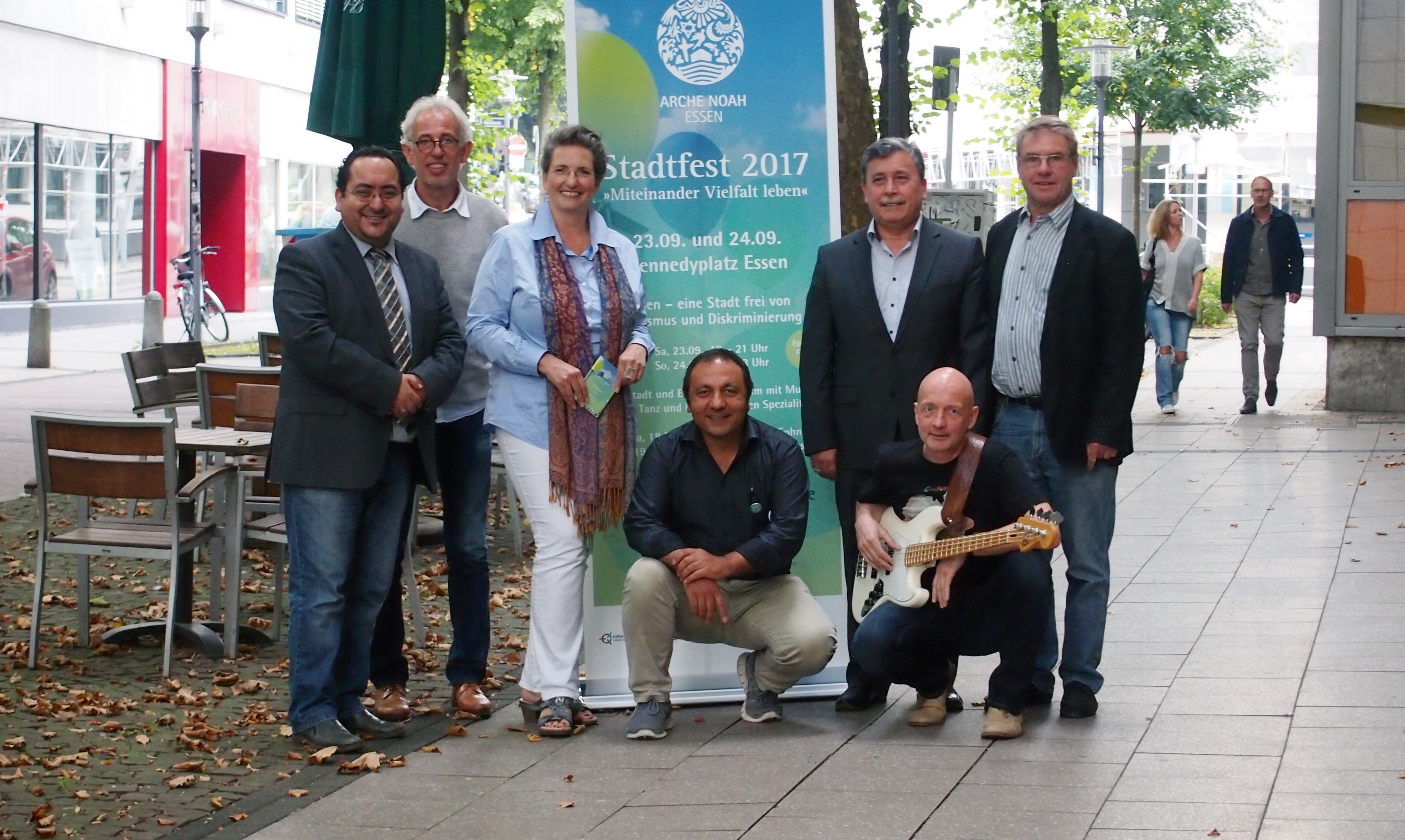 BU: Das Programm der IKW Essen 2017 wurde am 1. September offiziell vorgestellt, v.l.n.r.: Oktay Sücürü (Projektkoordination Arche Noah) Uwe Loch (Moderator beim Arche-Noah-Fest), Benedikte Baumann (Künstlerische Leiterin Arche Noah), Tuncer Kalayci (Kommunales Integrationszentrum), Muhammet Balaban (Vorsitzender Kommission Islam und Moscheen in Essen), Ralf Jahn (Culture Pool), Willi Overbeck (Initiativkreis Religionen in Essen). Foto: Sonja Strahl/Arche Noah Essen