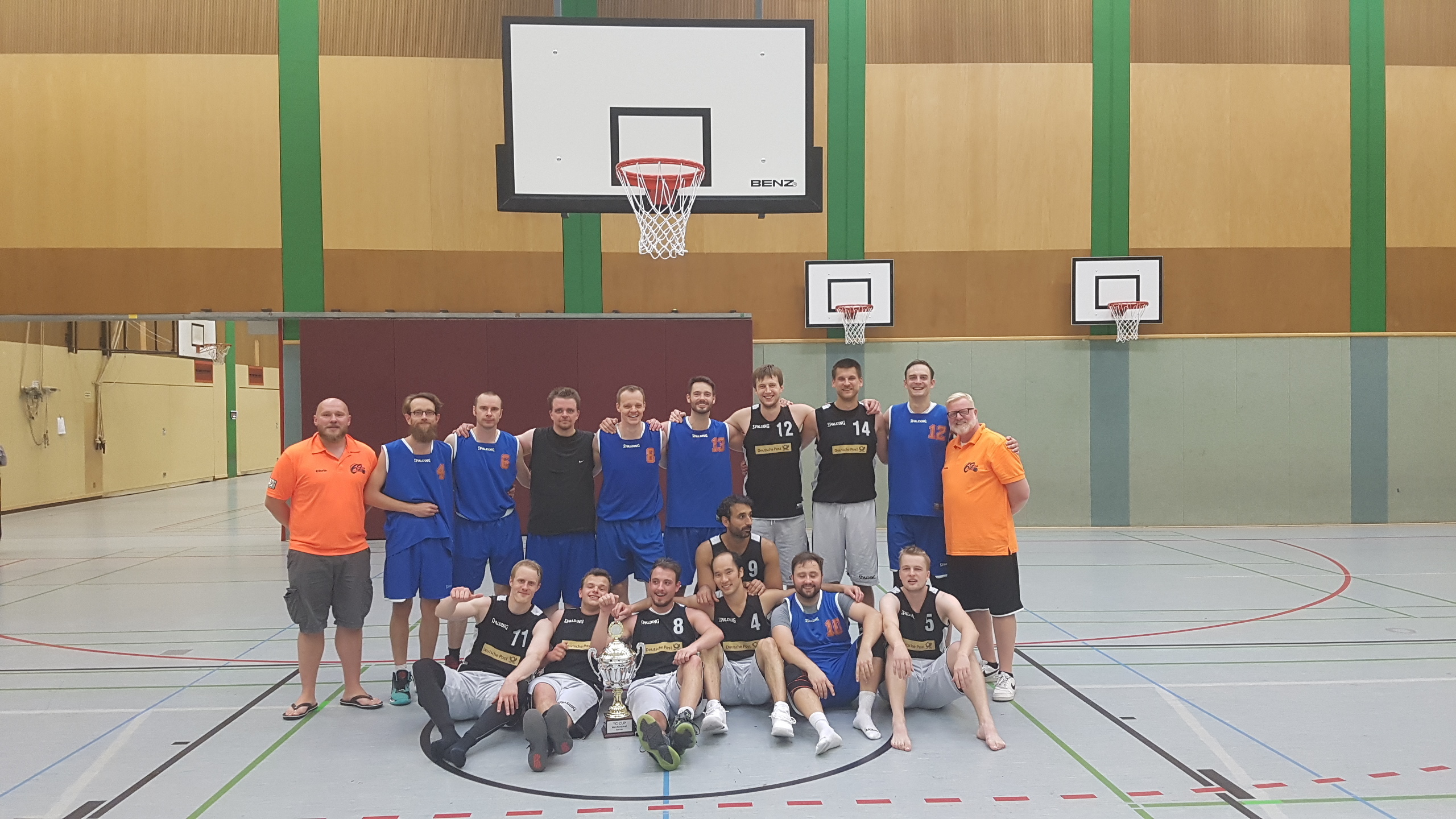 Beide Finalisten. Blaue Trikots: TSV Hasslinghausen, Schwarz-Weiße Trikots_ Altenessener TV) Links in Orange Abteilugsleiter Sterkrade Christian Bloch, Rechts in Orange Kassenwart Thorsten Boms