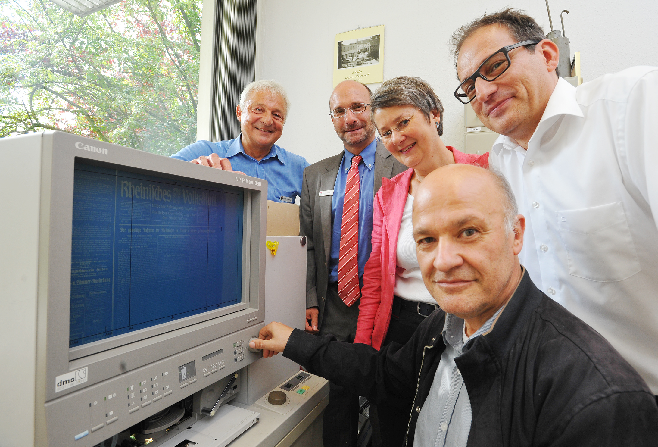 Die Recherche via Mikrofilm soll abgelöst werden: Michael Lorscheidt (r.) kümmert sich beim LVR um die Digitalisierung alter Zeitungen. Gespannt auf die Projektergebnisse sind Dr. Wolfgang Antweiler vom Hildener Stadtarchiv (l.), seine Haaner Amtskollegin Birgit Markley, sein Velberter Kollege Christoph Schotten (vorne) und Kulturdezernent Sönke Eichner.