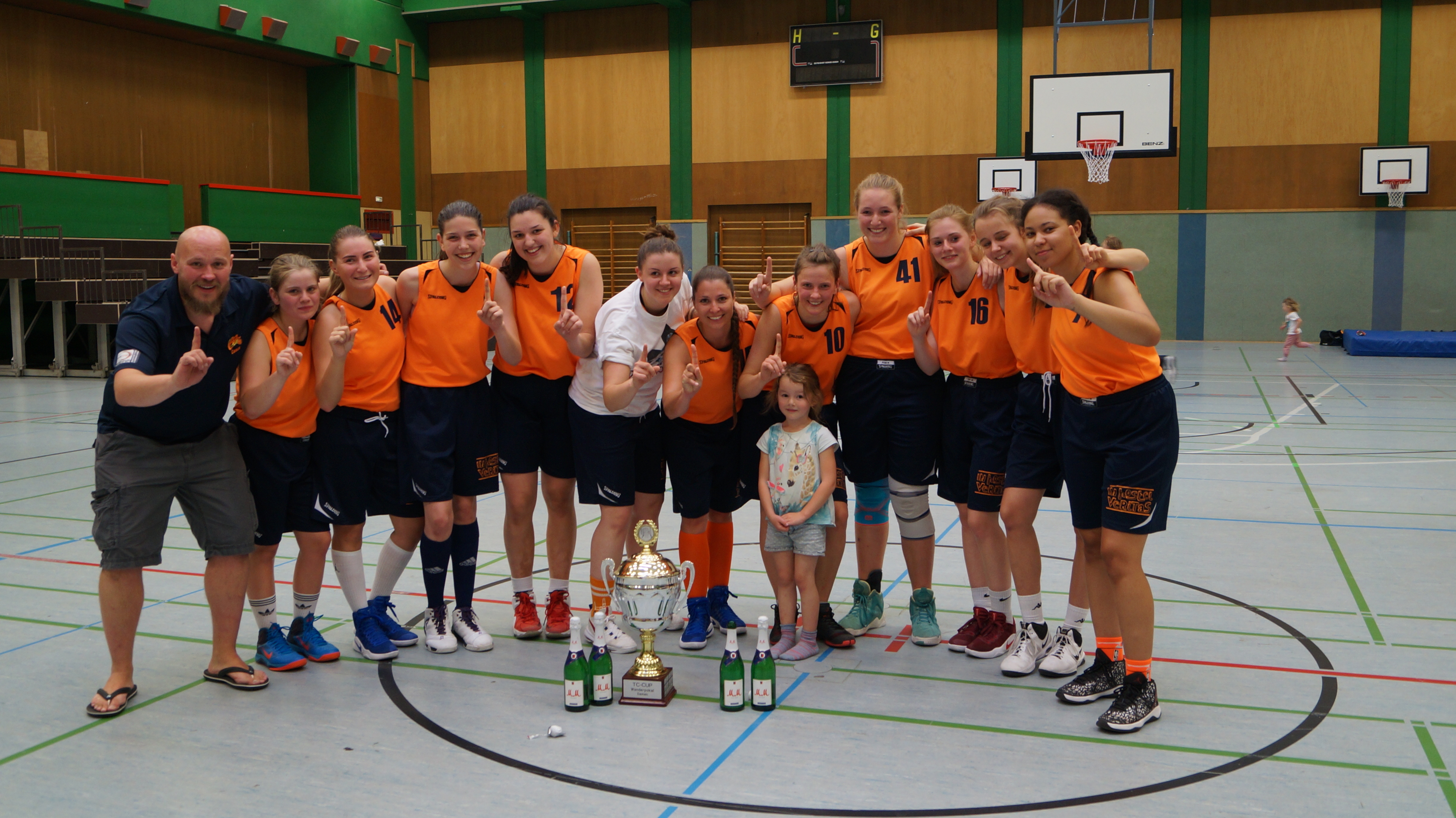 Die Sieger des TC CUP 2017 Damen- Sterkrade 69ers 1 (vl. Coach Christian Bloch, D!NICE Sobczak, Eleni Kostakopulos, Laureen Van Gelder, Anesa Smajlovic, Saskia "Kia" Schlingmann", Nini Zwingmann, Larry Rheinhardt, Ana Oelzner, Möhre Werner, Sally Gocke, Fabi Zirwes)