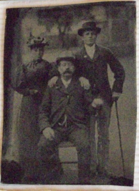 Hochzeit Lunke um 1902 aus Essen Überruhr, es wurde in schwarz geheiratet, Links meine Urgroßmutter Bernardine geb. Chur aus Dahlhausen, links mein Urgroßvater Wilhelm Hubert, sitzend mein Ururgroßvater Wilhelm Hubert Lunke, wer kennt den Kirchhof?