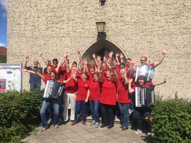 Gute Laune auf der Jubiläumsfahrt des Hohenlimburger Akkordeon-Orchesters in Berlin. | Foto: privat