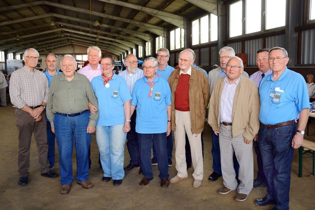 OB Ullrich Sierau (4.v.l.) und 1. Vorsitzender Siegfried Tappe (r.) ehrten die Gründungsmitglieder und ehemaligen Vereinsvorsitzenden (v.l.n.r.): Hans-Heinrich Westermann, Roland Küpper, Hans Teipel, Ulrike Kalthoff-Lübeck, ehemaliger Stadtheimatpfleger Dr. Ingo Fiedler, Ratsvertreter Hendrik Berndsen, Ernst Grote, Stadtheimatpfleger Dr. Mathias Austermann, Werner Lengies, Paul Koslowski, Helmut Bromba und Evings Bezirksbürgermeister Oliver Stens.