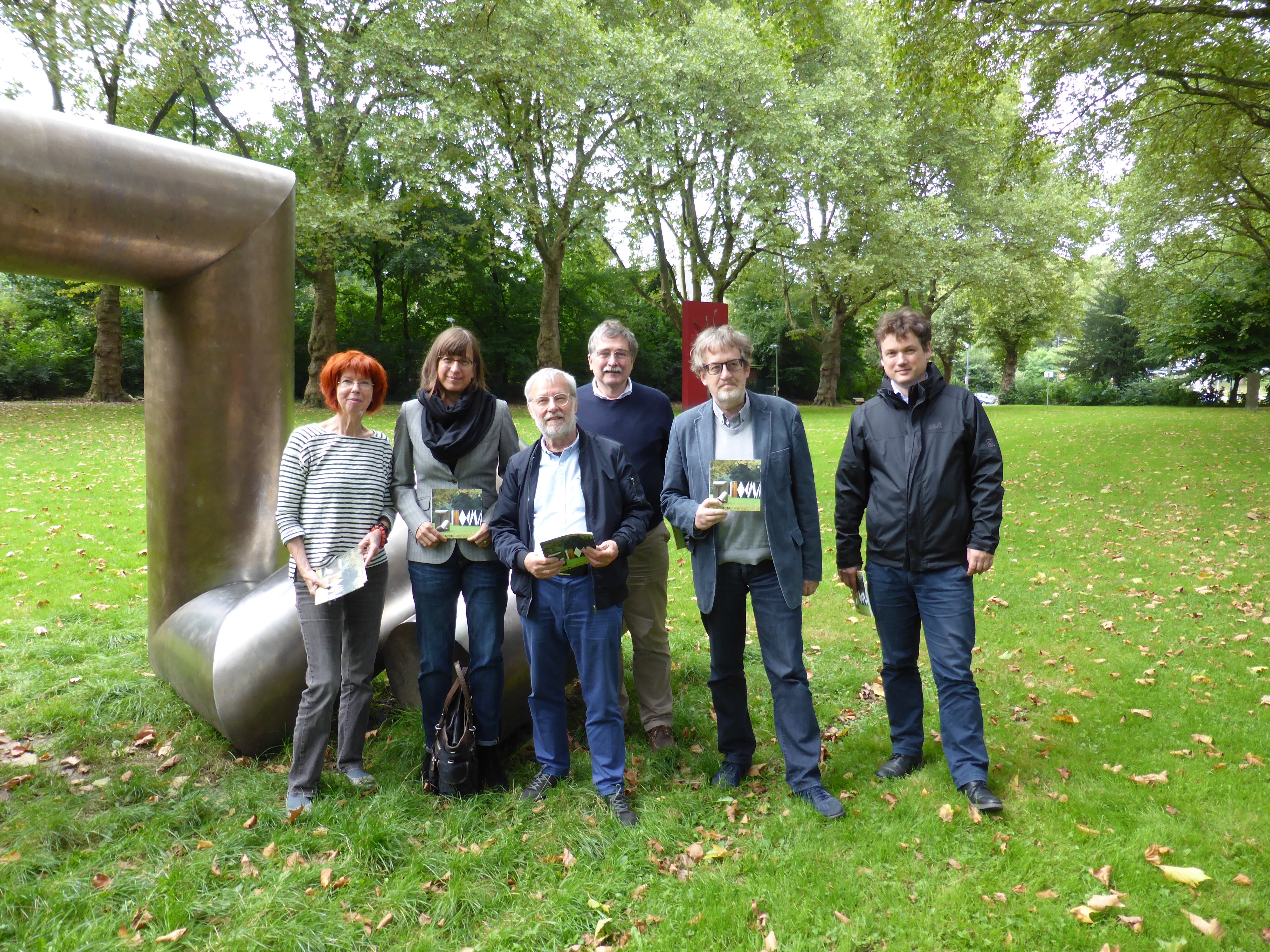 Die Vereinsmitglieder (Lisa Lambrecht-Wagenitz, Dr. Volker Wagenetz, Frank Hirsch) und ihre Helfer (Susanne Wolff, Dr. Uwe Rüth, Tankred Stachelhaus) stellen stolz die Broschüre vor. Foto: Katharina Wieczorek