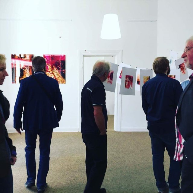 Besucher in einem der Ausstellungsräume der Ausstellung "MOMENTS CAUGHT" in Mülheim