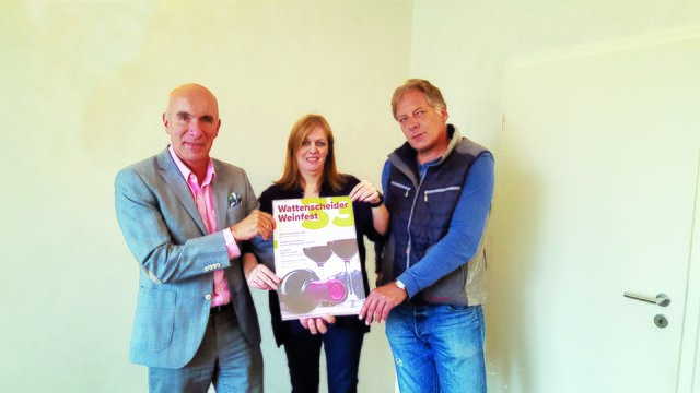 Es ist so weit: Das 33. Wattenscheider Weinfest beginnt am kommenden Freitag. Wolfgang Dressler (links), Vorsitzender der Werbegemeinschaft Wattenscheid, freut sich gemeinsam mit allen Beteiligten auf das dreitägige Highlight. Foto: Nadine Birki