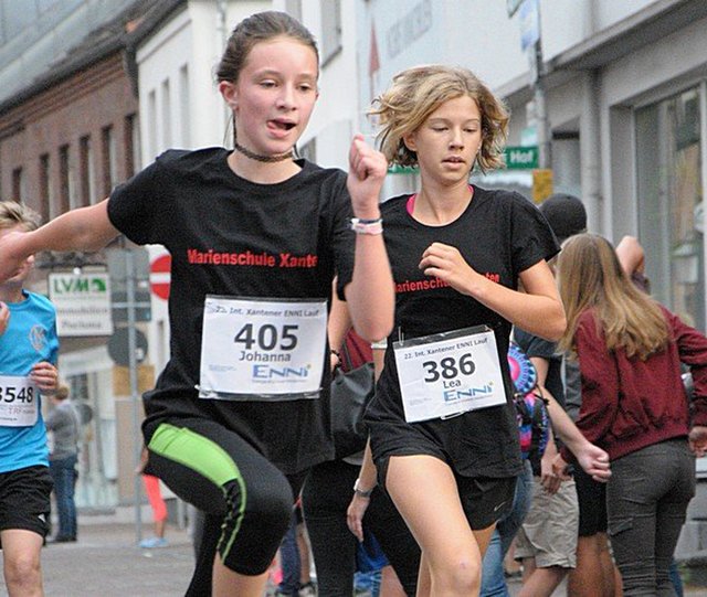 Auch beim Lauf der Schülerinnen über die 1500-Meter-Distanz holen die Teilnehmer alles aus sich heraus.