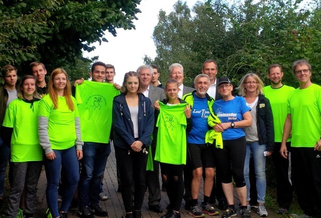 Einweihung des Sesekewegs als Laufstrecke: Ganz rechts der Initiator, Sportlehrer Bernd Krüger, hinter den Läufern Bürgermeister, Schulleiter und Lippeverbandsvorstand. Fotos (2): Michael Steinbach