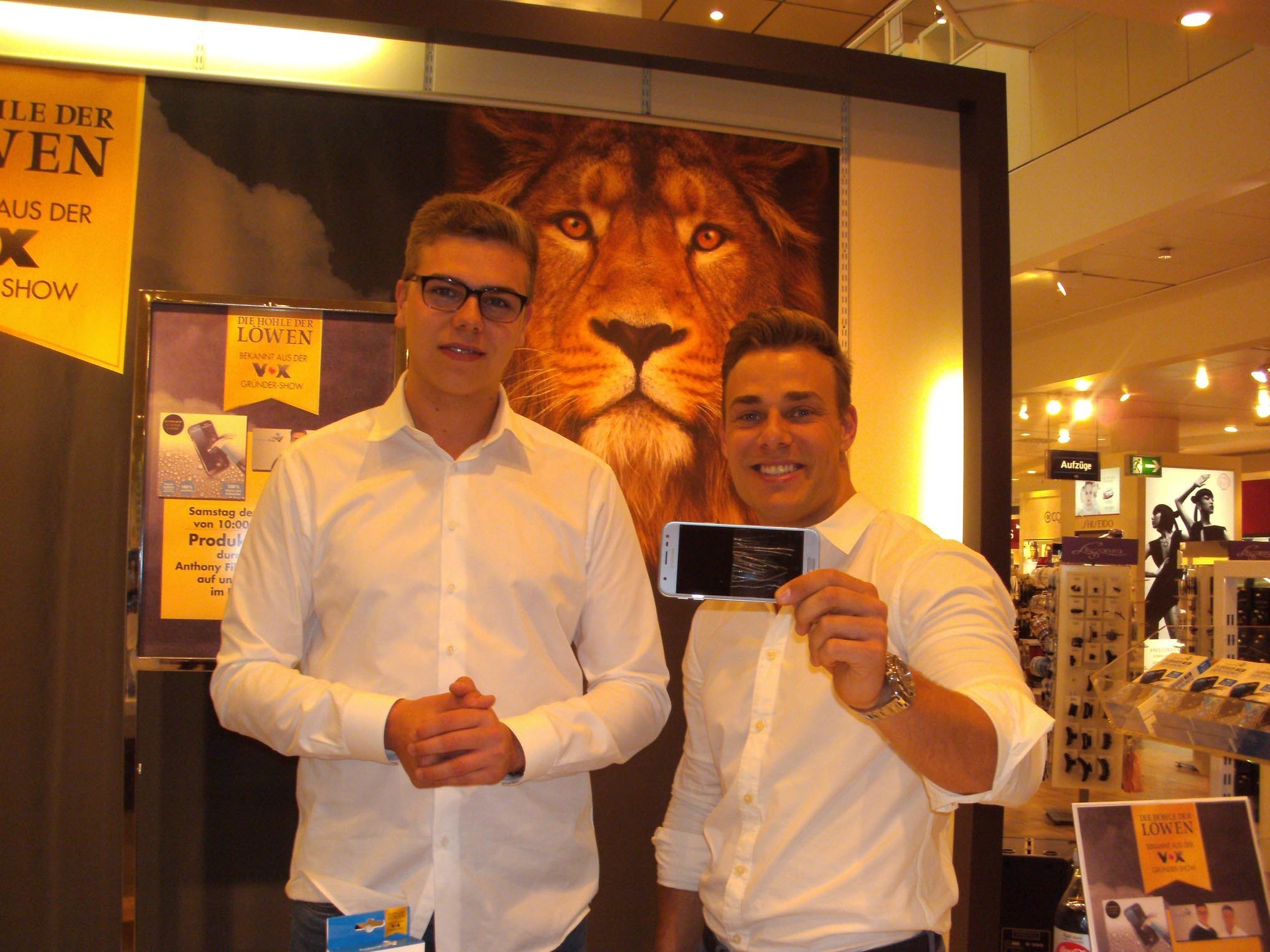 Anthony Filipiak (l.) und Pascal Buchen demonstrieten ihren flüssigen Displayschutz am Samstagvormittag dem staunenden Publikum. Foto: C. Hötzendorfer