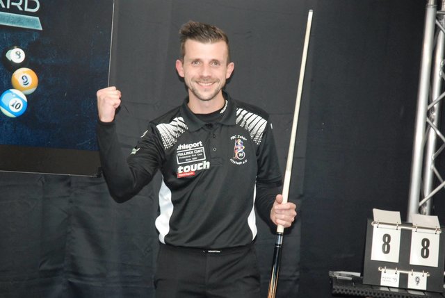 Sebatsian Staab freut sich über seinen ersten Sieg bei den Hangelar Open | Foto: Billardmagazin Touch/ German Tour