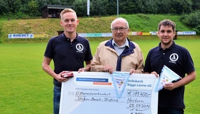 Fast 12 000 Euro an Spendengeldern konnten durch die Benefizaktion 2016 in Hesborn für die Stefan-Morsch-Stiftung gesammelt werden. Foto: Stefan-Morsch-Stiftung
