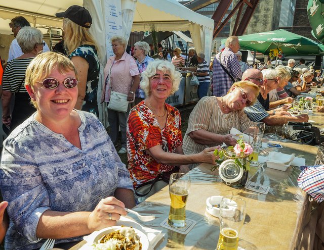 Besucher können beim Zechenfest trinken, plaudern und schlemmen, denn für das leibliche Wohl ist gesorgt.