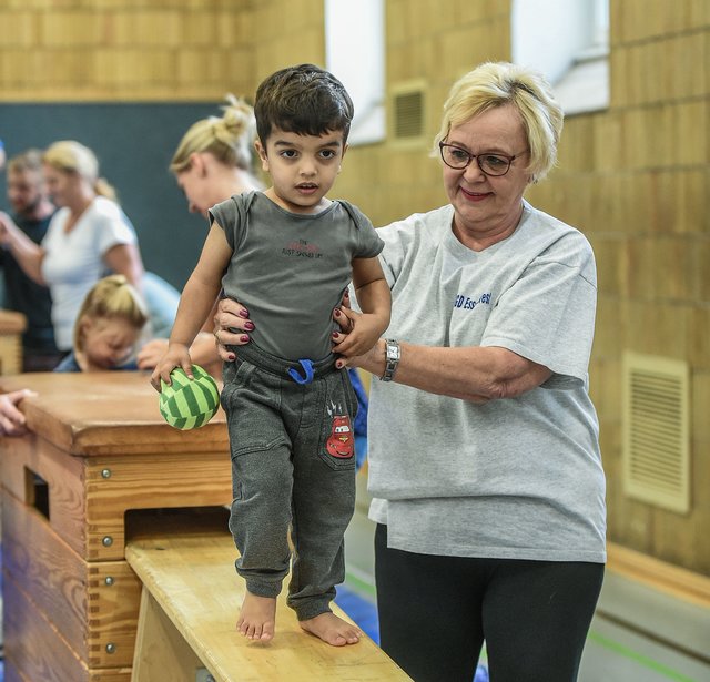 Kinderturnen - keine Angst! Kinderturnwartin Monika Brade hat alles im Blick. Fotos: Debus Gohl