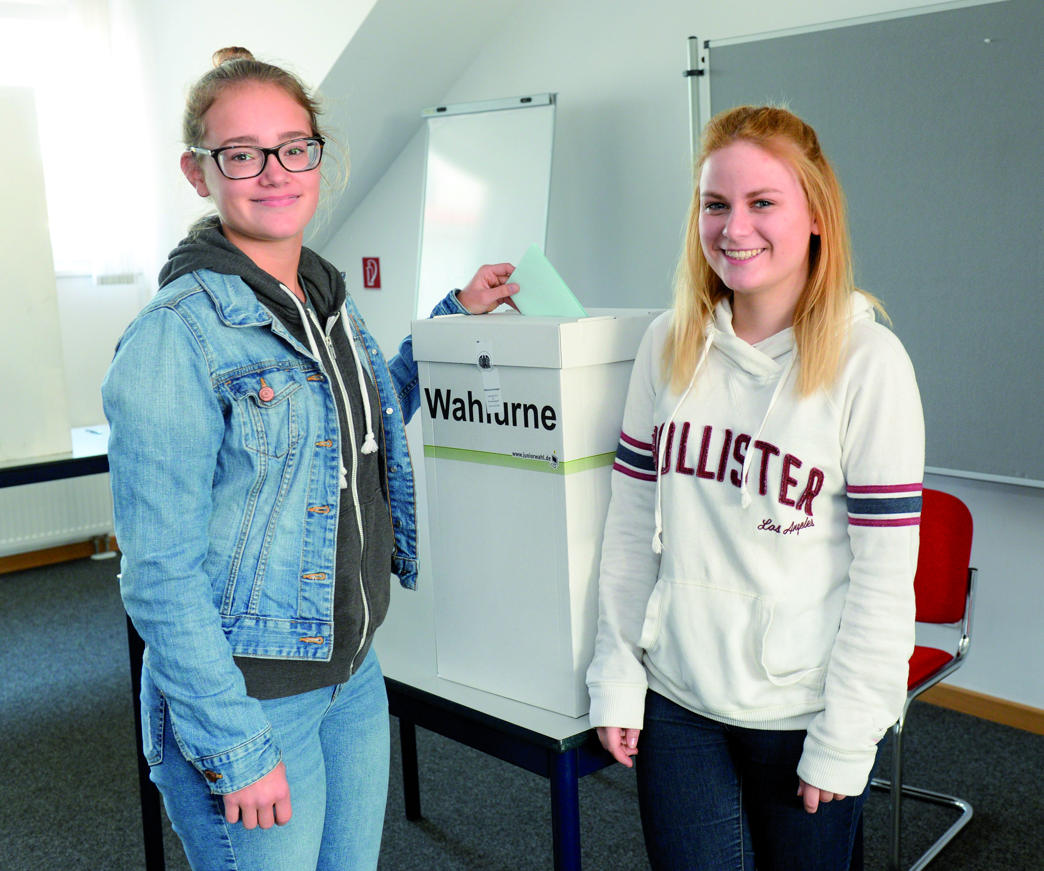Pia Köhler und Jana Michalla (v.l.) gehören zu den Junior-Wählern an der Willy-Brandt-Schule.