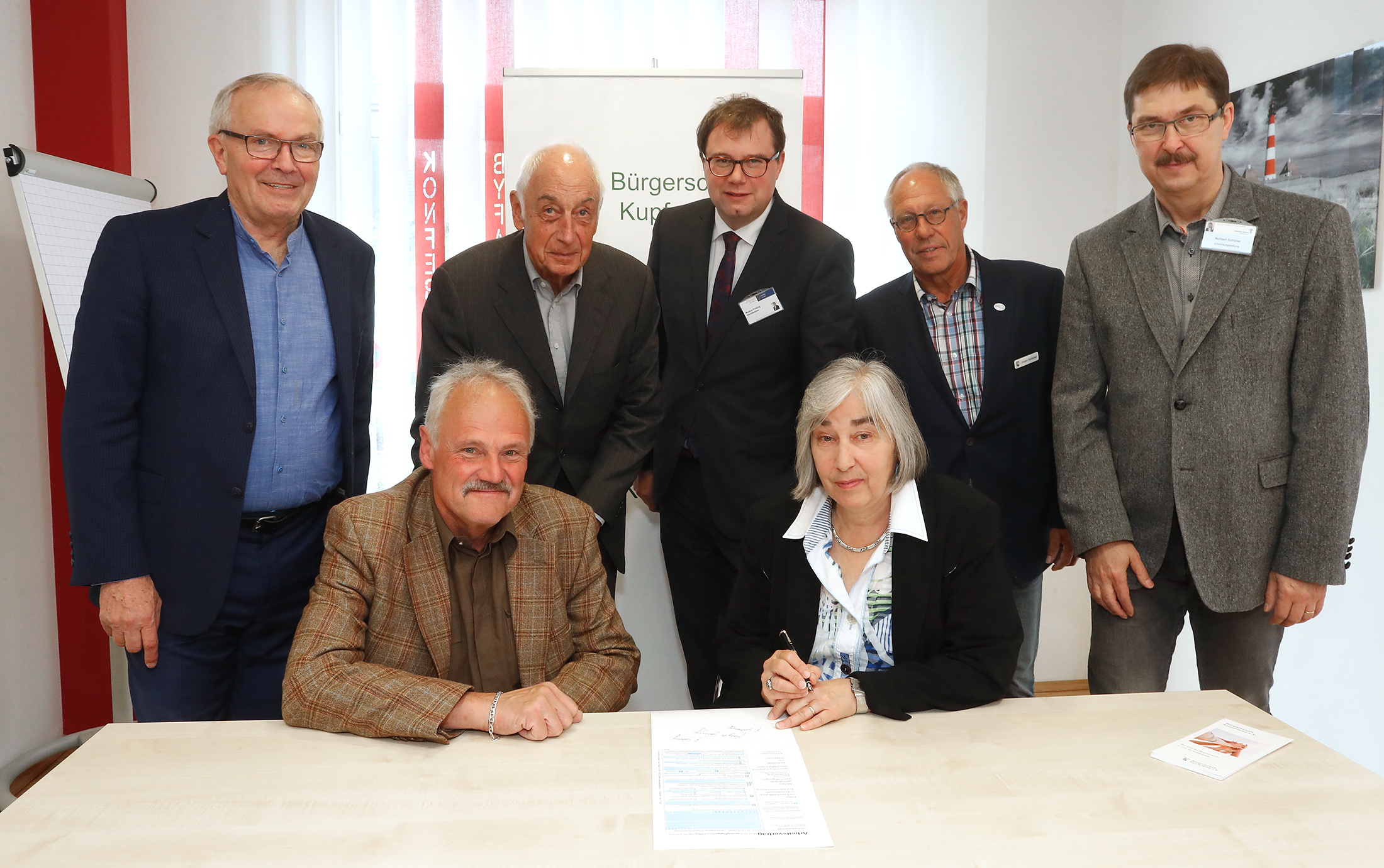 Starke Partner, die mit dem "Rat & Tat"-Büro eine tolle Idee nun gemeinsam umsetzen (v.l.): Werner Mey (Vorstandsmitglied der Anneliese-Brost-Stiftung), Wolfgang Rüskamp (Vorsitzender der Bürgerschaft Kupferdreh), Prof. Dr. Jürgen Gramke (Kuratoriumsvorsitzender der Bürgerschaft), Markus Frieling (Geschäftsführer der Katholischen Kliniken Ruhrhalbinsel gGmbH), Büroleiterin Brigitte Gorny, Jürgen Gentzmer (Bürgerschaft) und Norbert Schöner (Leiter Seniorenzentrum St. Josef)