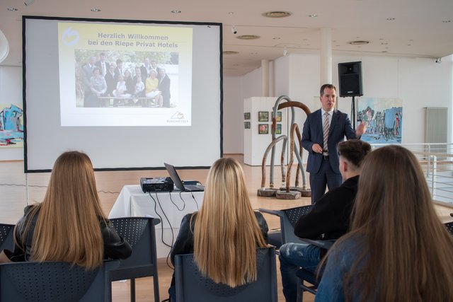 Andreas Riepe begrüßt die Jugendlichen.
