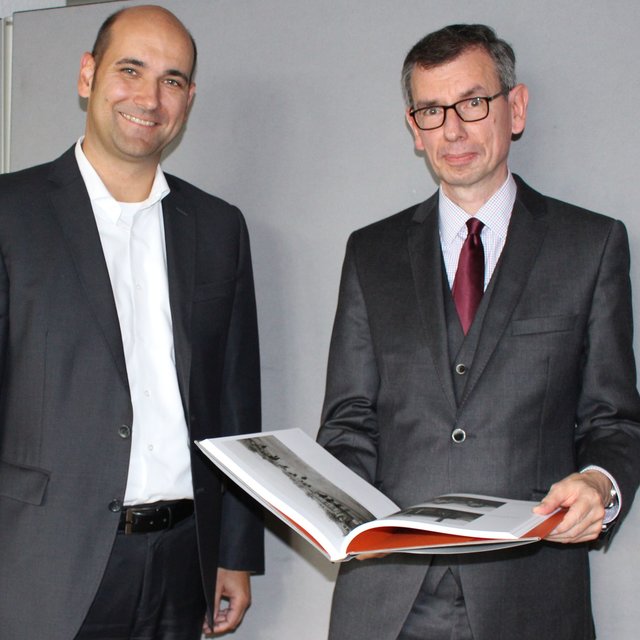 Dr. Marco Rudzinki, Historiker (links), kommentierte die neue Publikation von PD Dr. Ralf Stremmel (rechts). Rudzinki hat über die Geschichte des Bochumer Vereins im 19. Jahrhundert promoviert. Bild: Thea Struchtemeier