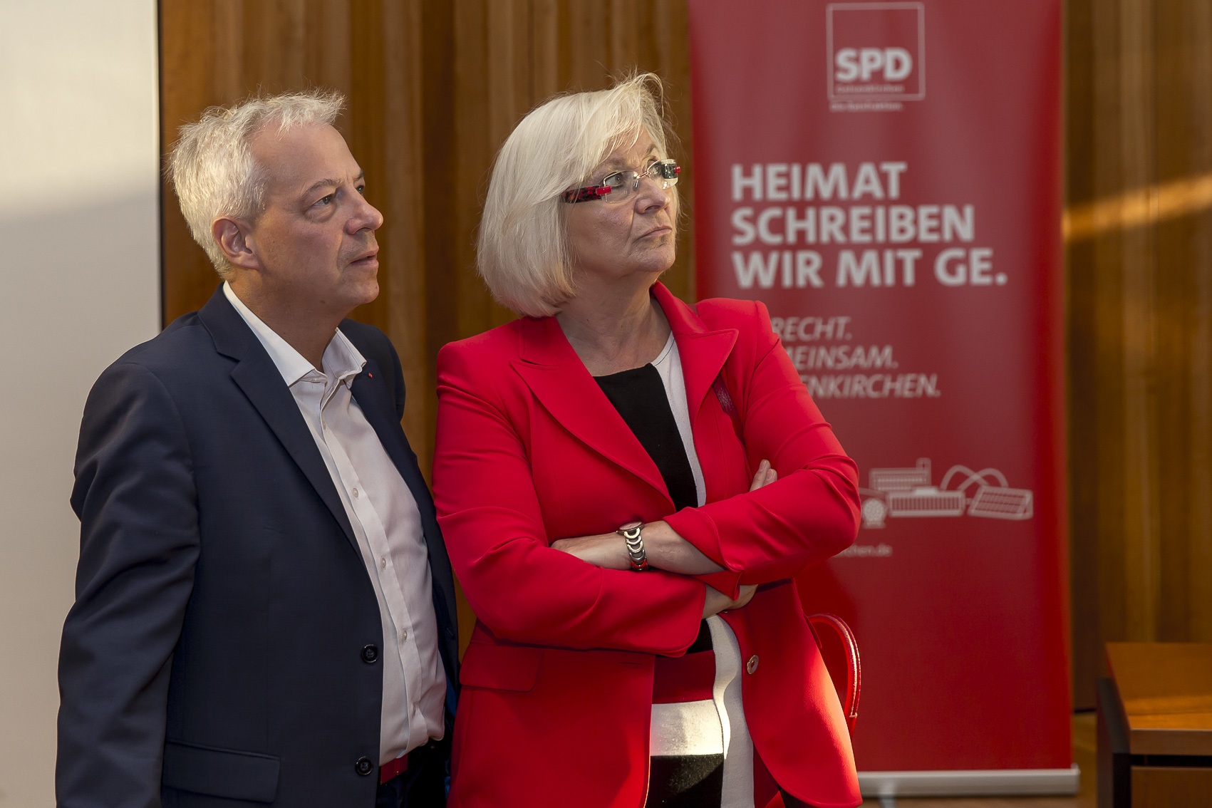 Sieger sehen anders aus: Kein Wunder, hat die SPD in Gelsenkirchen doch erdrutschartige Verluste hinnehmen müssen. Markus Töns (neben ihm Heike Gebhard, Parteivorsitzende
der SPD Gelsenkirchen), zieht dennoch direkt in den Bundestag ein. Mit 38,3 Prozent ist die SPD nach wie vor stärkste Partei in der Stadt.