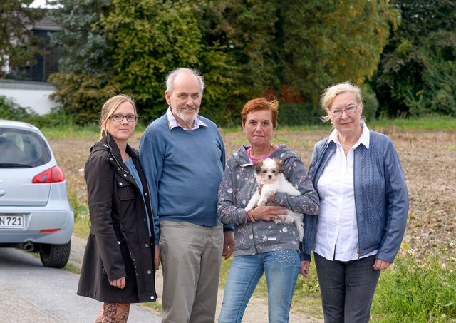 v.l.: Silke Berger, Reinhard Fey, Evely Schnell mit Hündin Amiga und Petra Müller sorgen sich wegen des neuen Bebauungsplans.