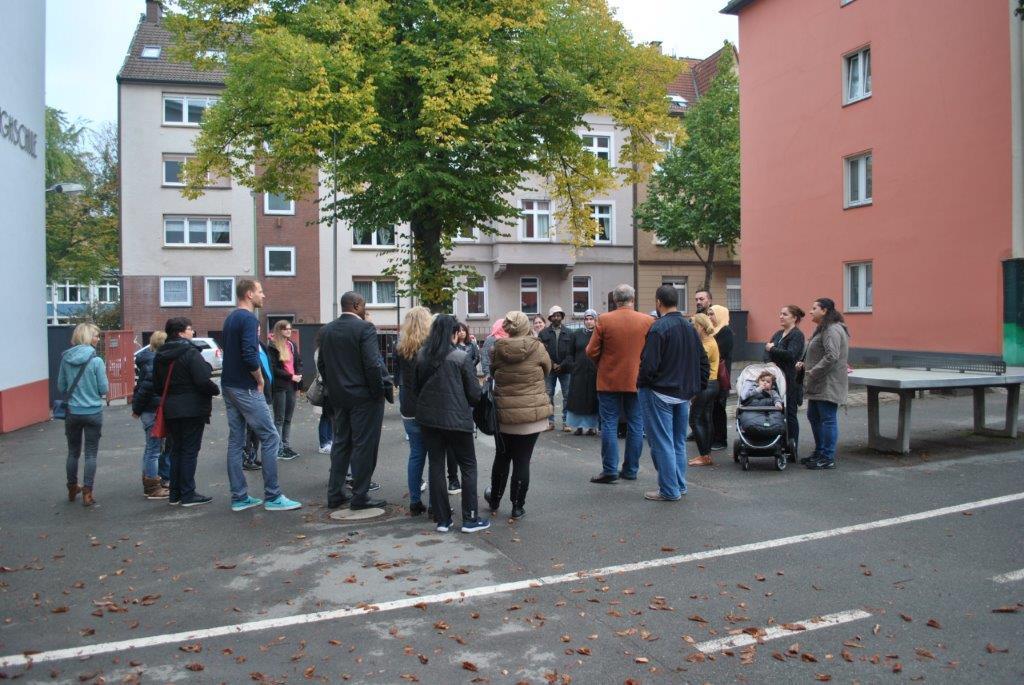 Vom Bodelschwingh-Schulhof beginnt am schulfreien Samstag mit Eltern, Lehrerinnen ein 2 1/2-stündiger informativer Spaziergang durch Altendorf...