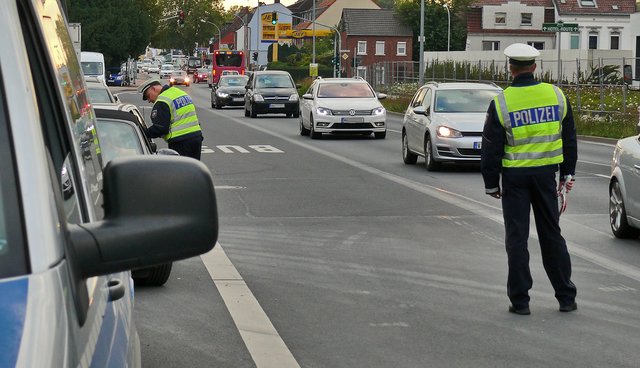 Mit Verkehrskontrollen zu Beginn der dunklen Jahreszeit überprüft die Polizei die Beleuchtungsanlagen der Pkw. Foto: LVW NRW