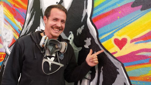 "Liebe und schöne Farben" seien eine Herzensangelegenheit für den Gladbecker Graffiti-Künstler, der auch schon im Auftrag verschiedener Städte oder des FC Schalke 04 gearbeitet hat. Foto: Borgwardt