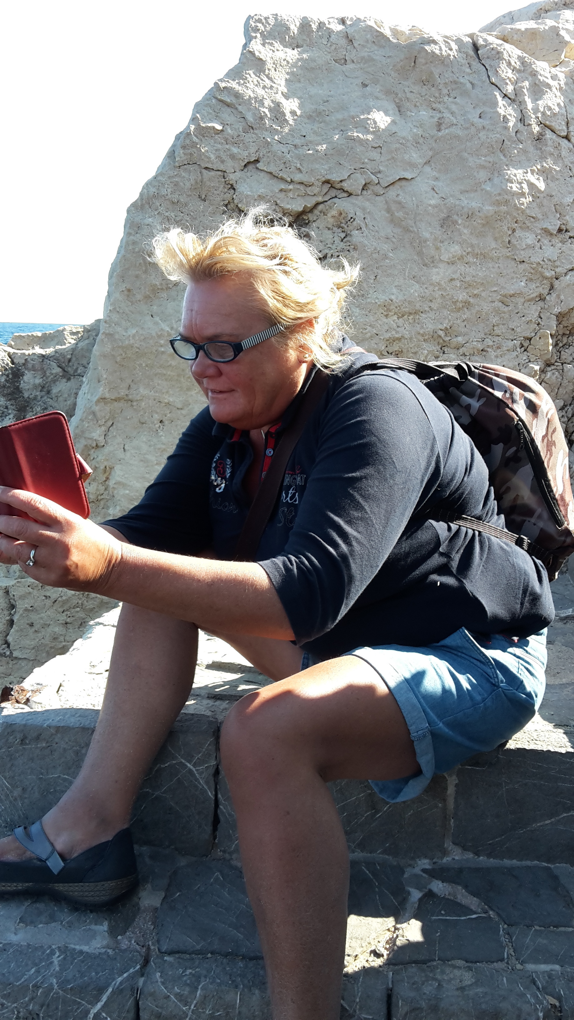 Gudrun Wirbitzky hat ihr Smartphone immer und überall dabei. Foto: Privat