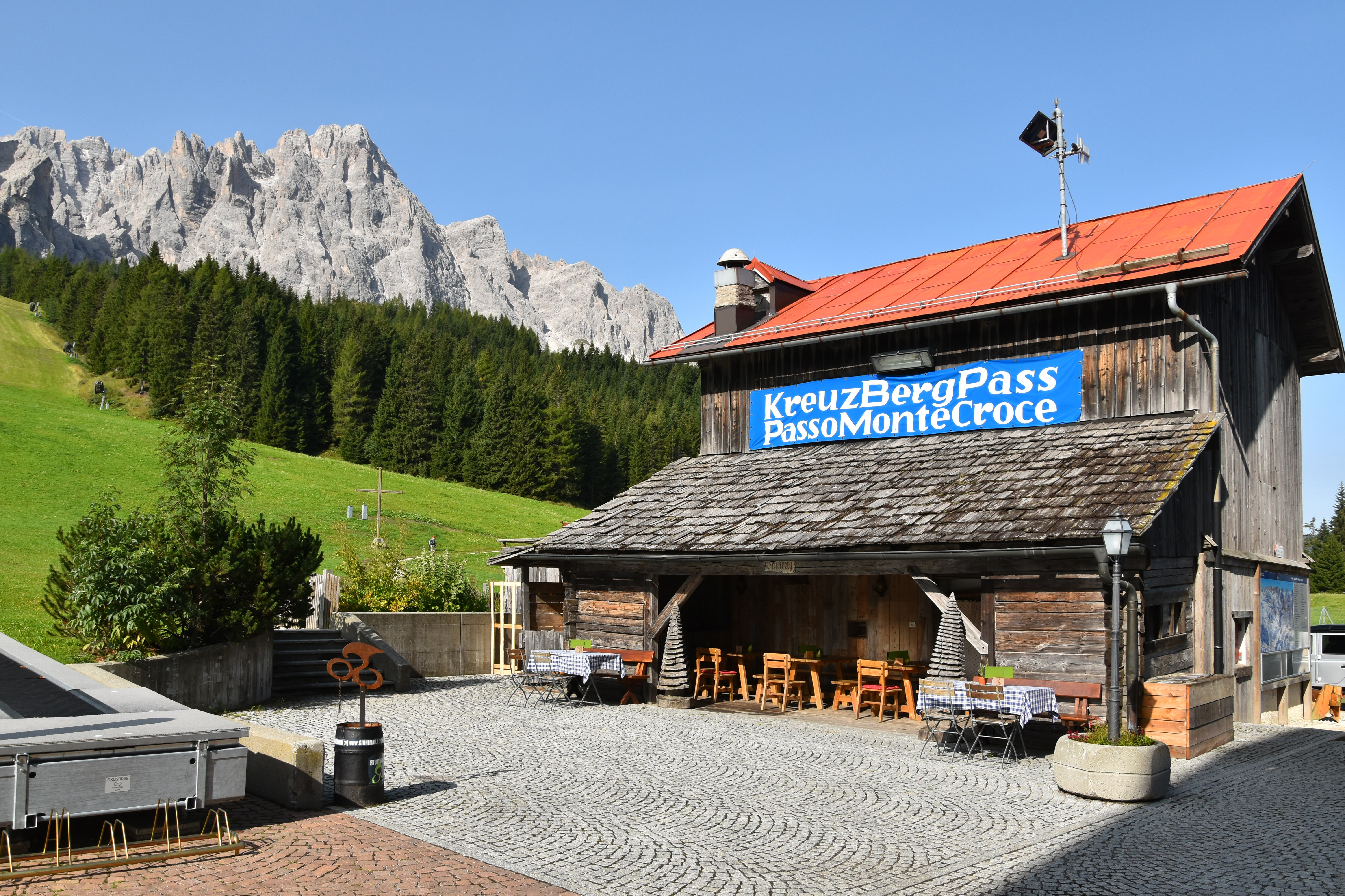 Am Kreuzbergpass auf 1636m Höhe beginnt unsere Wanderung