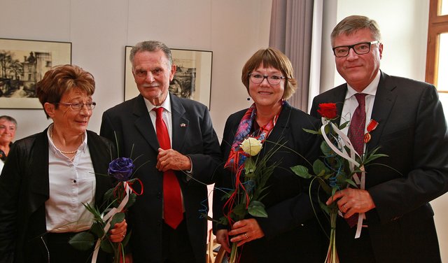Aus Louviers überbrachten Ninette und Ehemann Claude Blanluet die Glückwünsche der Mitglieder, über die sich Ute und Jochen Hake besonders freuten.